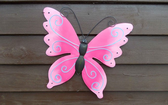 Mooie roze vlinder op houten schutting