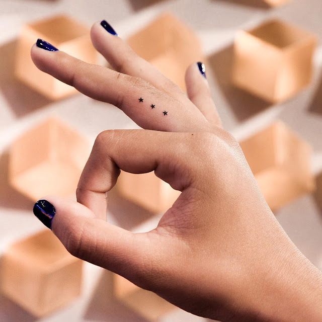 118 lindas tatuagens femininas para os dedos