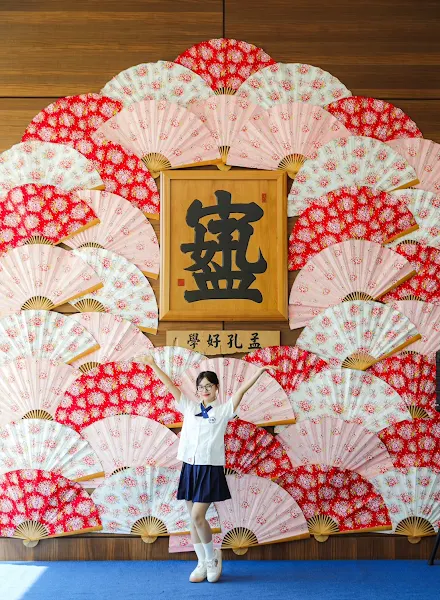 ▲啦啦隊女神李多慧造訪素有「苗木之鄉」美稱的彰化永靖，當然不能錯過近年新興的旅遊景點「成美文化園」，令李多慧相當驚艷。（頂新和德文教基金會提供）
