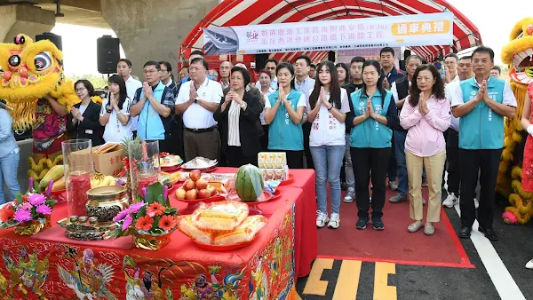 ▲彰濱鹿港工業區南側鹿安橋(彰30)銜接西濱快速公路橋下道路工程通車祈福儀式。（彰化縣政府提供）