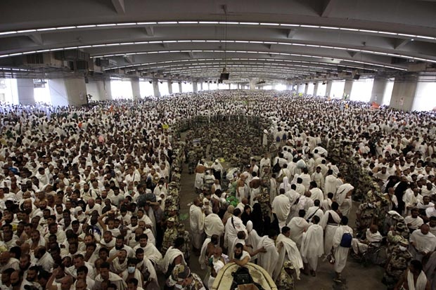 Tepat pada perayaan Hari Raya Iduladha, kabar duka kembali datang dari Tanah Suci. Setelah musibah jatuhnya crane di Mekah, hari ini, ratusan jemaah meninggal dunia karena terinjak dan kurang oksigen di Mina.   Hingga pukul 23.51 WIB, tercatat sebanyak 719 jiwa meninggal dunia dan 850 luka-luka dalam peristiwa yang terjadi pukul 07.00 waktu setempat atau saat jemaah akan melakukan ibadah lempar jumrah.  Kejadian itu terjadi di antara tenda-tenda di kota yang terletak 5 kilometer dari Mekah.  Juru Bicara Kementerian Luar Negeri Arrmanatha Nasir mengungkapkan kejadian tersebut berawal dari berhentinya sekelompok jamaah secara tiba-tiba.  "Kejadian terjadi di jalan menuju tempat lontar jumrah di antara tenda-tenda di Mina. Awal kejadian karena ada sekelompok jamaah yang tiba-tiba berhenti, sehingga terjadi penumpukan dan desak-desakan," ungkap Arrmanatha melalui pesan singkat seperti dilansir Liputan6.com, Kamis (24/9/2017).  Sementara itu, jemaah yang berada di belakangnya, terus merangsak maju. Akibatnya, sebagian jemaah berjatuhan dan terinjak.   "Insiden terjadi pukul 11.00 WIB akibat saling dorong jemaah di area tenda Mina saat menuju ke lokasi jumrah aqobah," sebut Direktur Perlindungan WNI dan BHI Kemlu, Lalu Muhamad Iqbal.  Seperti dikutip dari The Guardian, insiden terjadi saat dua kelompok besar peziarah bertemu di persimpangan besar. Desakan dan saling dorong tak terelakkan.  Pemerintah Arab Saudi langsung bergerak cepat ke tempat insiden. Sebanyak 220 ambulans dan 4 ribu pekerja SAR dikerahkan ke tempat kejadian. Hal ini dilakukan demi memperlancar proses evakuasi.