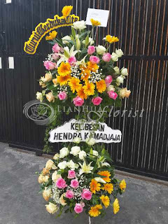 bunga duka cita, karangan bunga duka cita, bunga papan duka cita, bunga untuk orang meninggal, toko karangan bunga, toko bunga dekat rumah duka, jual bunga duka cita, rangkaian bunga duka cita, standing flowers duka cita, toko bunga jakarta