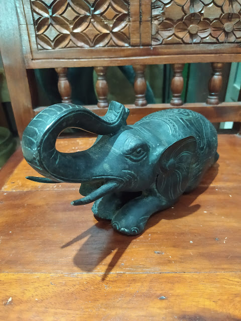 Patung Gajah Duduk