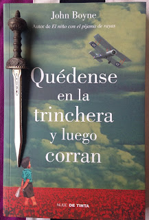 Portada del libro Quédense en la trinchera y luego corran, de John Boyne