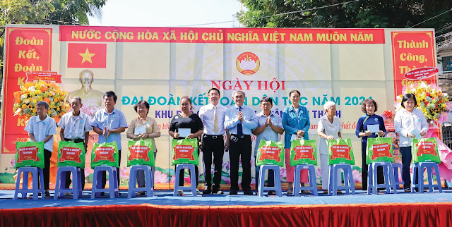 Đồng chí Lê Trần Kiên, Phó Bí thư Quận ủy, Chủ tịch UBND quận  trao quà các hộ khó khăn tại khu phố 9, Phường 27.