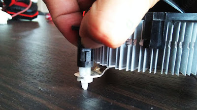 cara memasukkan pengunci cpu fan ke motherboard komputer