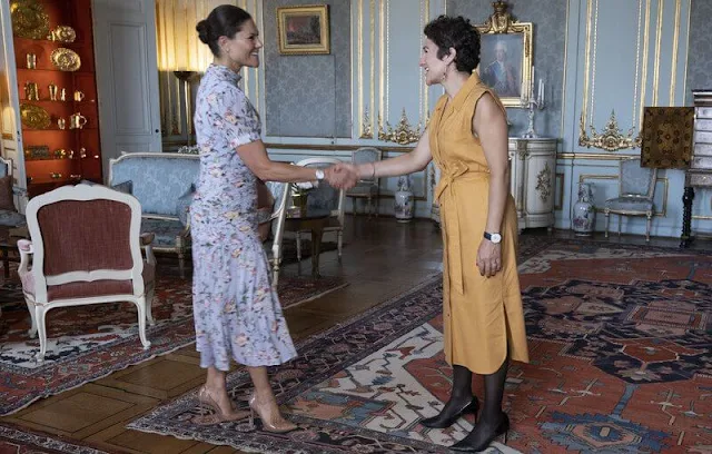 NASA astronaut and marine biologist Jessica Meir arrived in Sweden. Crown Princess Victoria wore a floral print dress from By Malina