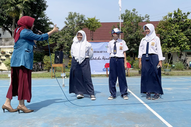 PEGIAT LITERASI INDONESIA BUNDA BACA KOTA SOLO SARA NEYRHIZA