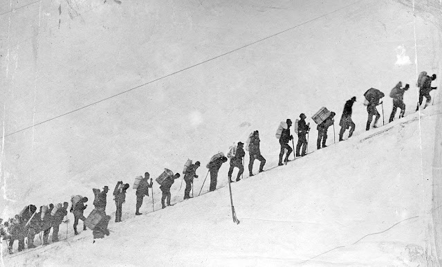 Buscadores de oro en el paso montañoso de Chilkoot durante la fiebre de oro de Klondike