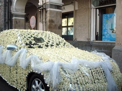 auto de boda adornado