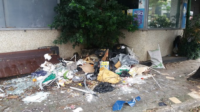 Lixo acumulado bem em frente à Praça Carlos Batalha. Tá bonito isso?
