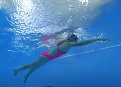 Piture of a young woman swimming with Sinking Legs