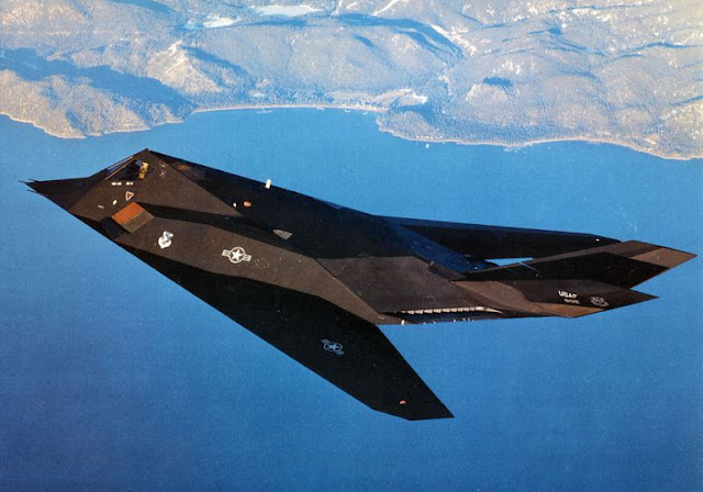 Το θρυλικό stealth βομβαρδιστικό των ΗΠΑ F – 117 ξανά στους αιθέρες (ΒΙΝΤΕΟ)