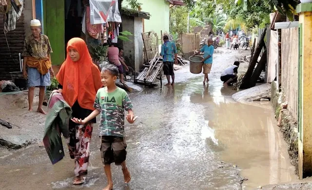 Bersih Sisa Banjir