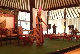 Tari golek ayun ayun hiburan Seminar "Batik, Kuasa dan Identitas" Museum Sonobudoyo