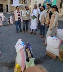 قحيم . يدشن توزيع ألفي و400 سلة غذائية للنازحين والمتضررين بالحديدة