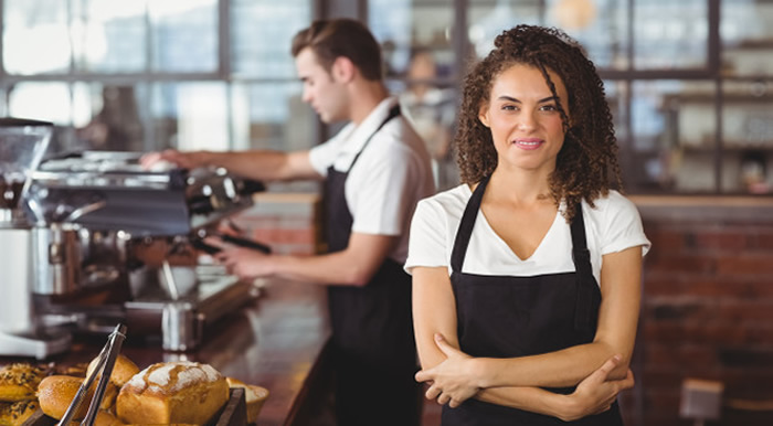 Imagen de dos empleados en una cafetería