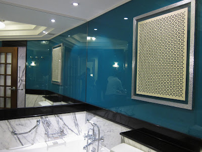 Turquoise and silver decor in the Amarvilas bathrooms