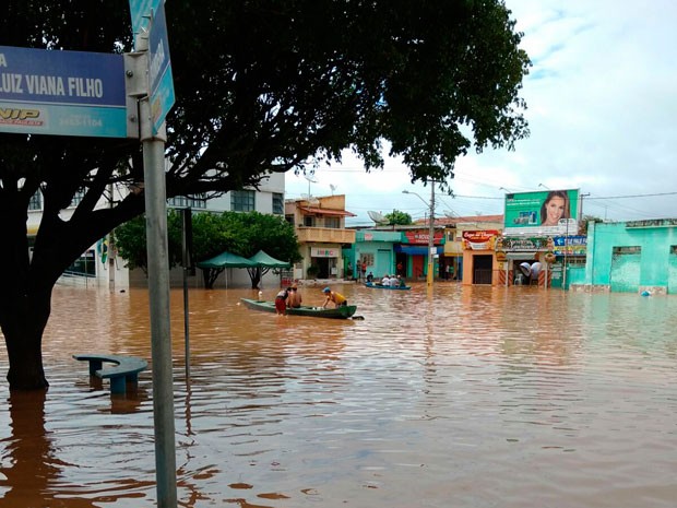 Chuva alaga ruas em Santa Maria da Vitória (Foto: Divulgação/Correios)