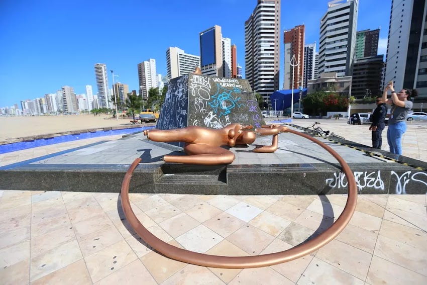 Vídeo mostra momento em que a estátua de Iracema Guardiã desaba em Fortaleza