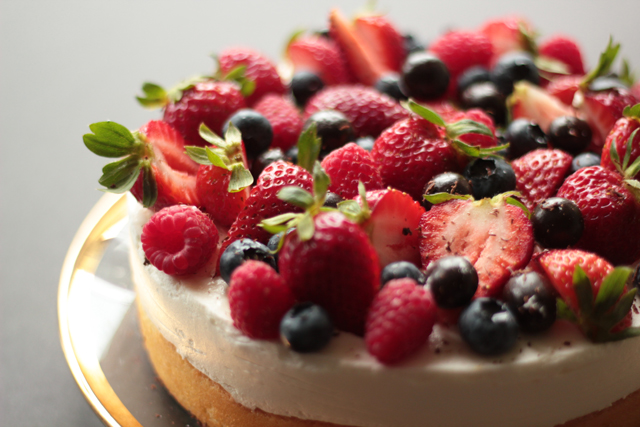 summer berry cake