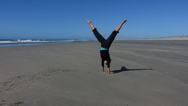 Marleen op Wharariki Beach