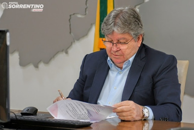 João Azevêdo sanciona lei que promove acesso gratuito de mulheres e meninas de baixa renda a absorventes