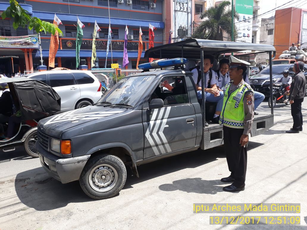 Para Sopir Mogok Mobil Polisi Jadi Angkot Metro Online