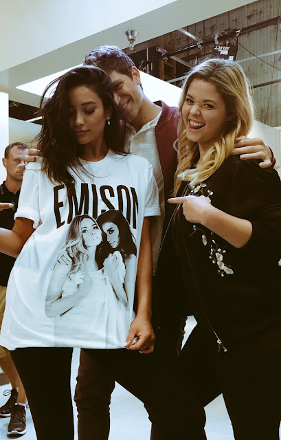 PLL emison shirt 7x11 behind the scenes bts Shay Mitchell, Sasha Pieterse and Keegan Allen "Playtime"