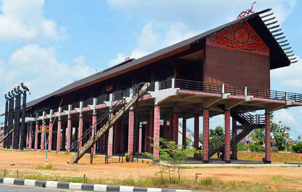 Rumah Adat Kalimantan Barat (Rumah Panjang), Gambar, dan Penjelasannya 