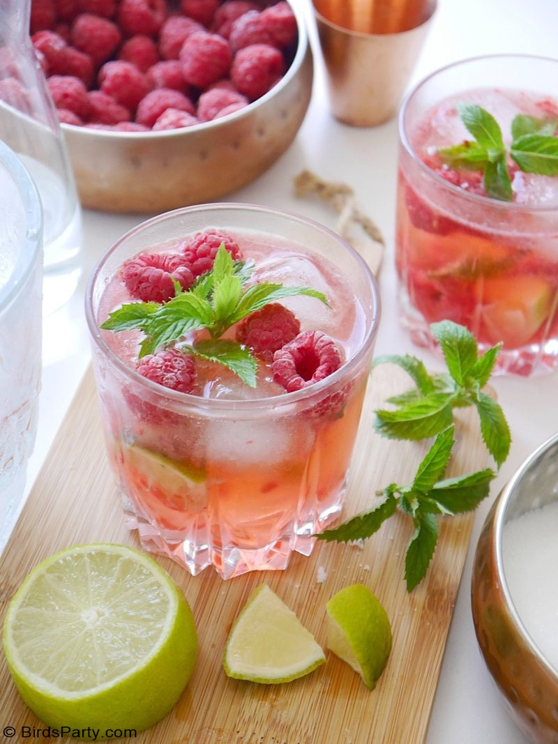 How To Make a Raspberry Mojito - quick, easy and delicious cocktail to make using fresh summer raspberries! perfect for the 4th of July and BBQs. by BirdsParty.com @BirdsParty #raspberrymojito #cocktail #drinks #recipe #raspberry #mojito