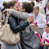 Dos chicas se besan frente a marcha anti-gay