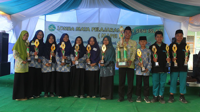 Raih 12 Trofi, SMPIT Izzatul Islam Juara Umum MAPSI