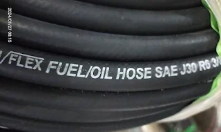 Haiflex  Fuei/ Oil Hose SAE J30 R6, Selang  terbuat dari bahan karet di  formulasikan untuk aplikasi Oil, bensin, Solar dan lain lain.  Terdapat Ply benang yang di rajut sehingga kuat mampu bertahan di tekanan 300 PSI.  Tersedia ber macam ukuran  6mm, 8mm, 9mm. Panjang rol 100 meter motif warna hitam dengan tulisan warna putih.  Info produk dan pemesanan langsung telpn/chatt 081330515560