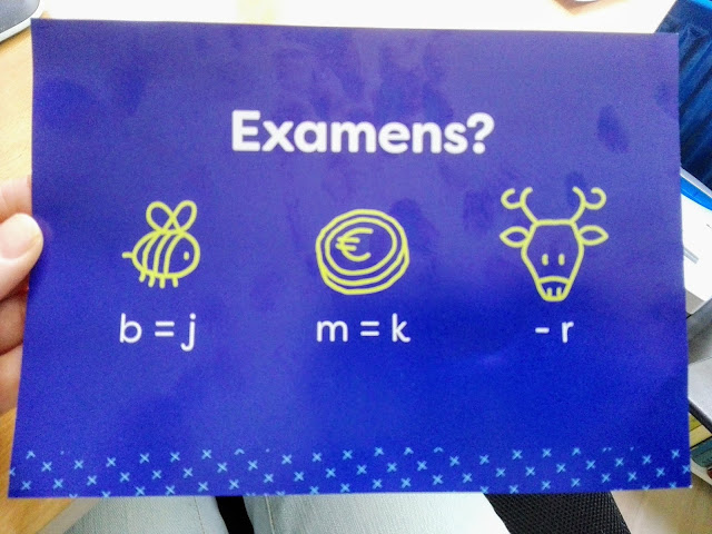 Blauwe kaart van het ROC opleidingen met de tekst: Examens? Gevolgd door een rebus.