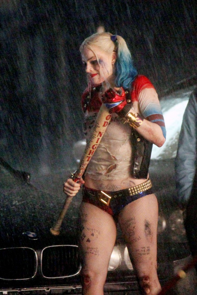 margot robbie sexy harley quinn outfit 03