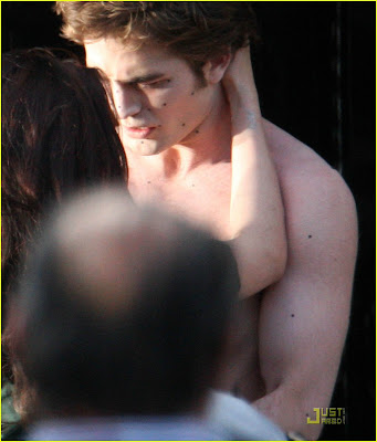 kristen stewart and robert pattinson kissing in new moon. robert pattinson and kristen