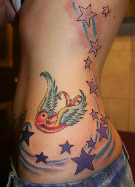 chica con tatuaje de estrella, el tatuaje es elegante