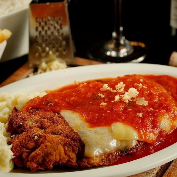  Loucura de Natal Aquela Parmê: parmegiana grátis para as 100 primeiras pessoas vestidas de Papai ou Mamãe Noel