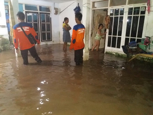 Relawan mdmc melakukan asessment warga terdampak banjir