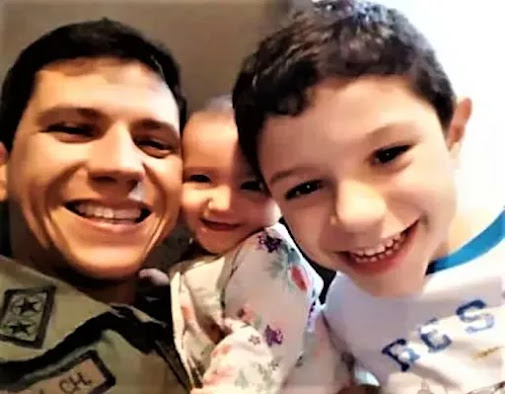 Marín Chaparro con sus dos hijos, felices, en otro tiempo, antes de que el joven oficial fuera detenido