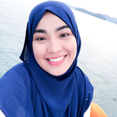 Selfie Janna Nick diatas laut