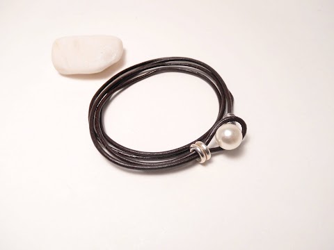 PULSERA DE CUERO NEGRO  CON UNA PERLA 