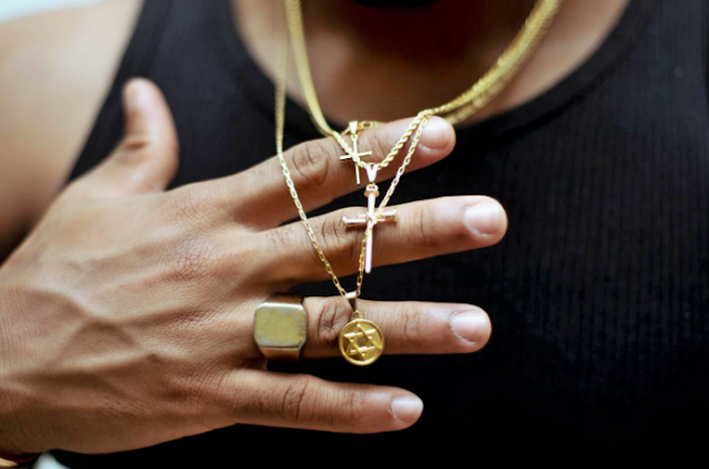 How to Wear Gold Chains with Style – A Mini-Guide for Your Styling