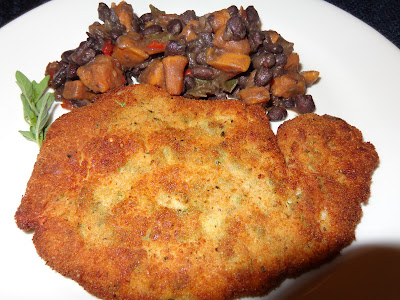 PORCIONES: 4 INGREDIENTES PARA LA MILANESA 4 escalopas de lomo. 1 diente de ajo picado. 1 cucharada de perejil picado. Sal y pimienta a su gusto. ⅓ taza de harina de trigo. 2 huevos batidos. 1 taza de pan rallado. Aceite para freír PREPARACIÓN Golpear las escalopas de cerdo con un martillo de cocina para hacerlas más delgadas. Sazonarlas con ajo, perejil, sal y pimienta. Rebozarlas en harina, huevo, pan rallado y freírlas hasta que estén doradas. Servir con los porotos guisados con camote.  POROTOS NEGROS GUISADOS CON CAMOTE AMARILLO FRIJOLES NEGROS GUISADOS CON BATATAS AMARILLAS DULCES  PORCIONES: 4 INGREDIENTES 2 tazas de porotos negros cocinados. 1 cucharada de aceite de vegetal 1 cebolla pequeña cortada en cuadritos. 1 diente de ajo picado. 1 pimiento verde cortado en cuadritos. 1 pimiento rojo cortado en cuadritos. 1 camote amarillo (batata dulce) cortada en cubos. ¼ cucharadita de comino. 1 cucharadita de orégano fresco. ½ taza de caldo en que se cocinó los porotos negros. Sal y pimienta a su gusto. PREPARACIÓN Calentar una olla pequeña con el aceite y freír la cebolla con el ajo,  pimiento rojo y verde.   Añadir el comino y orégano dejando a cocinar por 1 minuto.  Agregar la papa dulce, porotos negros, líquido de los porotos, sal y pimenta. Dejar a cocinar hasta que la papa esta cocinada al diente. Que no se deshaga. Servir de acompañamiento. (Guarnición).