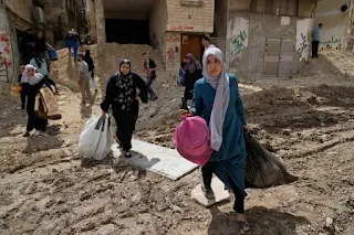 The occupation army continues its campaign in Tulkarm and Jenin, re-arresting released prisoners and demolishing homes. According to eyewitnesses, forces raided several neighborhoods in the city and arrested al-Jaghoub from his home in the Rafidia neighborhood. This brings the number of released prisoners rearrested to nine, while the occupation authorities are still holding four of them, according to Amani Sarahneh, media official for the Palestinian Prisoners Club. She considered these steps to represent a retreat by Israel from previously concluded agreements. As part of the ongoing escalation, occupation forces carried out a series of raids early Tuesday morning in various cities and towns across the West Bank, arresting a number of Palestinians. Meanwhile, escalating attacks by the army and settlers continued. Comprehensive escalation in Tulkarm: demolition, displacement, and forced demographic change The occupation forces continue their intensive aggression on the city of Tulkarm and its two camps for the 100th day, including 87 days of continuous raids on the Nur Shams camp, amidst heavy losses in lives and property. A field correspondent reported that occupation forces conducted nighttime sweeps of the city's streets and neighborhoods, particularly around the Martyr Thabet Thabet Roundabout, firing live ammunition and sound bombs. They also arrested two young men, Ahed Fathallah al-Hamshari, a civil defense officer, and Wissam Issam Odeh, after raiding their homes. The forces also raided the home of former prisoner Hadi al-Hamshari, the director of political guidance in Tulkarm, and ransacked its contents. During the raids, the occupation forces tightened their siege on the city and its two camps, transforming neighborhoods into military barracks after seizing a number of homes and displacing their residents. They also caused widespread destruction to infrastructure and property, and sealed off entrances with earth mounds. This comes as Israel begins implementing a plan to alter the features and demographic composition of the camps, paving the way for their evacuation. Last Thursday, residents of the two camps were notified of the demolition of 106 homes, including 58 in Tulkarm camp and 48 in Nour Shams camp. The occupation has already begun demolishing 15 residential buildings in the Manshiyya neighborhood of the camp. Last night, the occupation announced its intention to demolish 19 more buildings, comprising more than 50 housing units, and gave residents just two hours to evacuate their properties, despite prior coordination. However, forces obstructed their entry, threatened them, and attacked them with bullets and grenades, including ambulance crews. Tulkarm Governor Abdullah Kamil described the demolitions as "sadistic," noting that they reflect a criminal mentality aimed at deepening the suffering of the population and forcing them into forced displacement. He called on the international community and human rights organizations to take urgent action to halt the ongoing aggression against Tulkarm and its two camps. Meanwhile, the occupying forces continue to seize homes on Nablus Street and the northern neighborhood, converting them into military sites and stationing their vehicles there. This escalation has resulted in the deaths of 13 civilians, including a child and two women, one of whom is pregnant. Dozens more have been injured and arrested, infrastructure and property destroyed, and several homes, shops, and vehicles burned and looted. The attacks also resulted in the forced displacement of more than 4,200 families, comprising over 25,000 citizens, the complete destruction of 396 homes, and the partial damage of 2,573 others. The entrances and alleys remain blocked with earth mounds. The siege and destruction continue in Jenin and its camp. For 107 days, the city of Jenin and its camp have been subjected to an ongoing aggression, including systematic bulldozing and destruction of homes and infrastructure, and the imposition of a tight siege that prevents entry to the camp. The Jenin Municipality reported that approximately 600 homes were completely demolished in the camp, while most others were partially damaged and rendered uninhabitable, amid continued heavy gunfire. The aggression resulted in widespread destruction of the city's facilities, particularly in the eastern and al-Hadaf neighborhoods, coinciding with the deployment of additional military reinforcements by the occupation forces and the deployment of infantry units in several neighborhoods. The attacks forced hundreds of families to flee, with the number of displaced persons from the city and camp estimated at more than 22,000. The city's economic crisis has worsened, with business activity declining as a result of closures, the destruction of streets and infrastructure, and heavy losses incurred by businesses. The occupation forces also continued to carry out arrest campaigns and raids in the towns of Yamoun, Silat al-Harithiya, and Rummana, resulting in the arrest of a number of young men. Meanwhile, the death toll since the start of the aggression on January 21 has risen to 40, in addition to dozens of injuries and detainees.