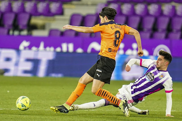 Kike Pérez no llega a tiempo de impedir el disparo de Carlos Soler que se convirtió en el gol del Valencia. REAL VALLADOLID C. F. 0 VALENCIA C. F. 1. 10/01/2021. Campeonato de Liga de 1ª División, jornada 18. Valladolid, estadio José Zorrilla. GOLES: 0-1: 77’, Carlos Soler.