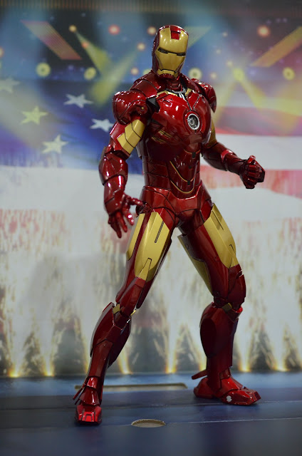 Hot Toys Iron Man Mark IV with Suit Up Gantry