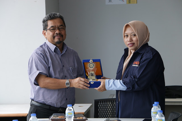 pengelola Perpustakaan UAD bersama pengelola UPT Perpustakaan UM Bandung