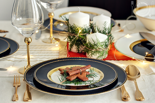 Gingerbread cookies and Christmas table decorations 